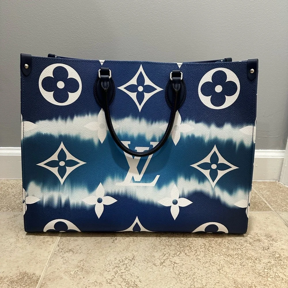 Louis Vuitton OntheGo Tote. Size GM. Purchased Aug 2020. Excellent condition. - Picture 1 of 6